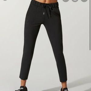 lululemon on the fly pant 7/8!! Amazing condition!